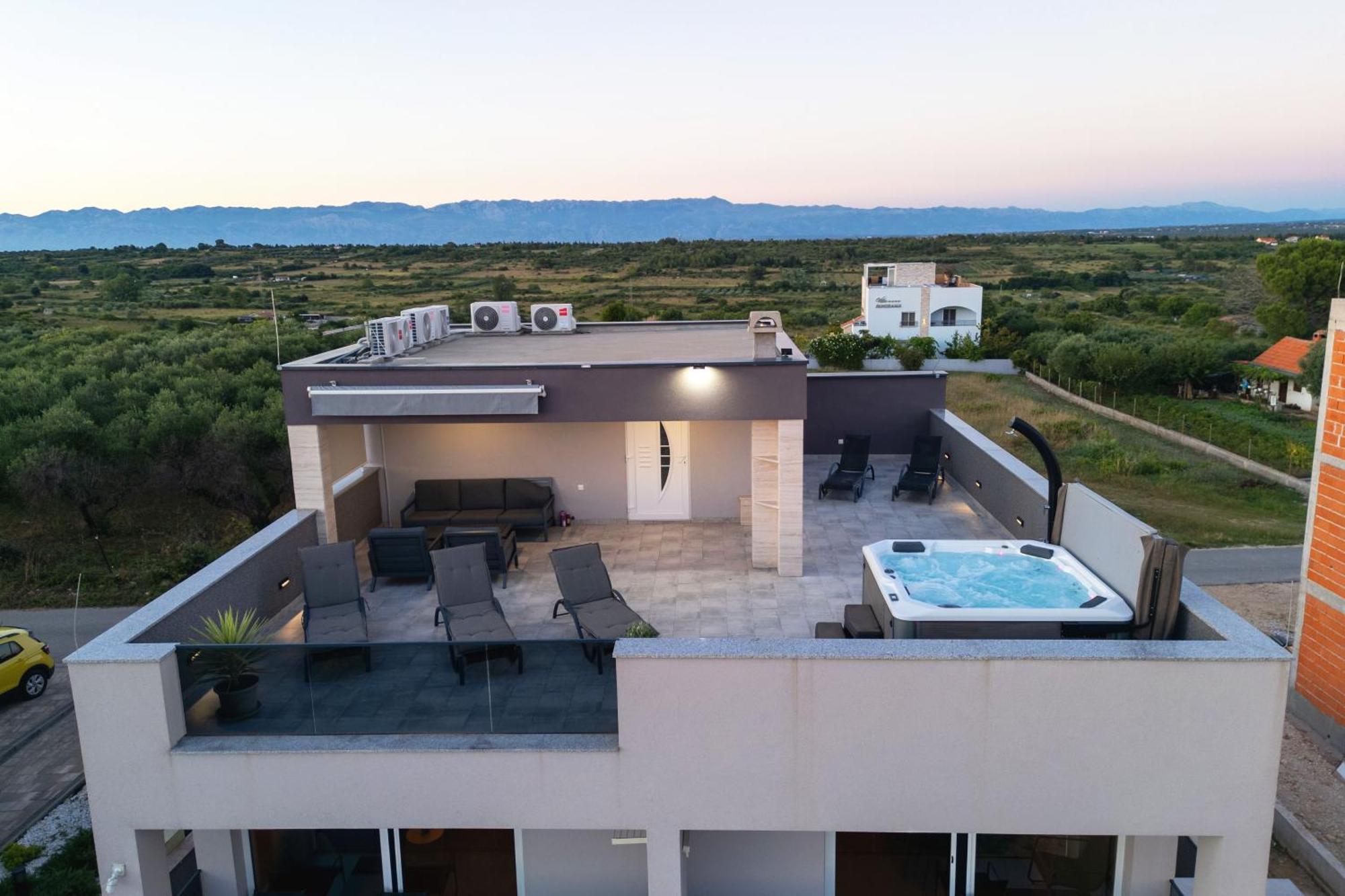 Beverly Hills, Heated Pool, Jacuzzi, 12 People Apartment