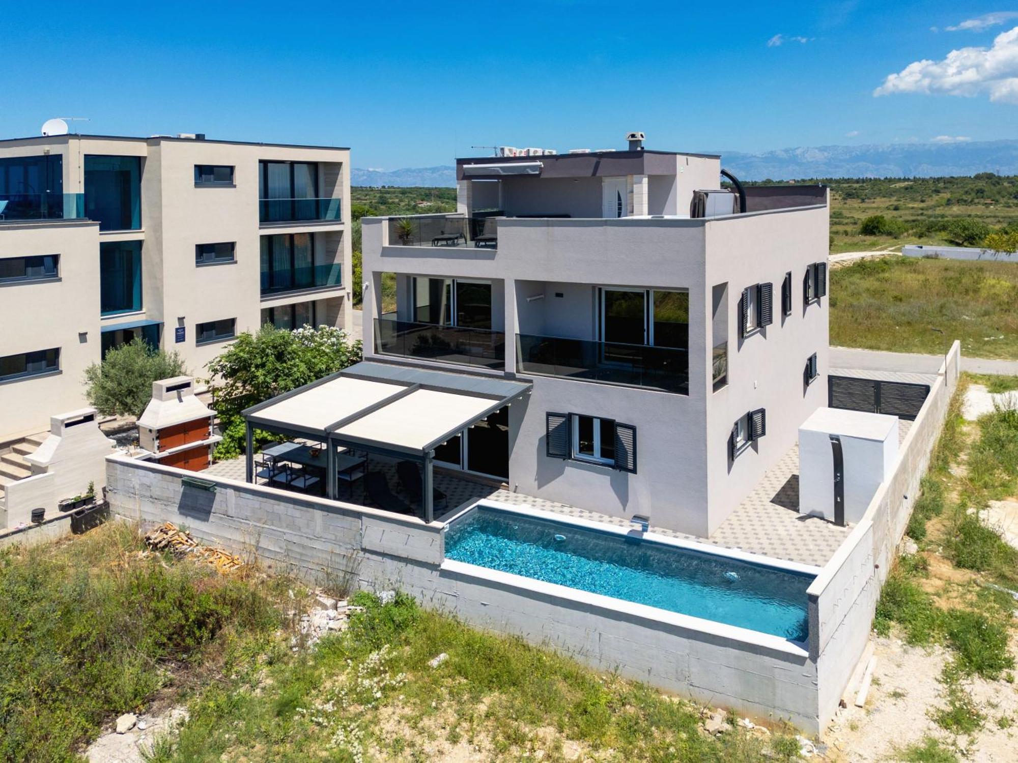 Beverly Hills, Heated Pool, Jacuzzi, 12 People Apartment