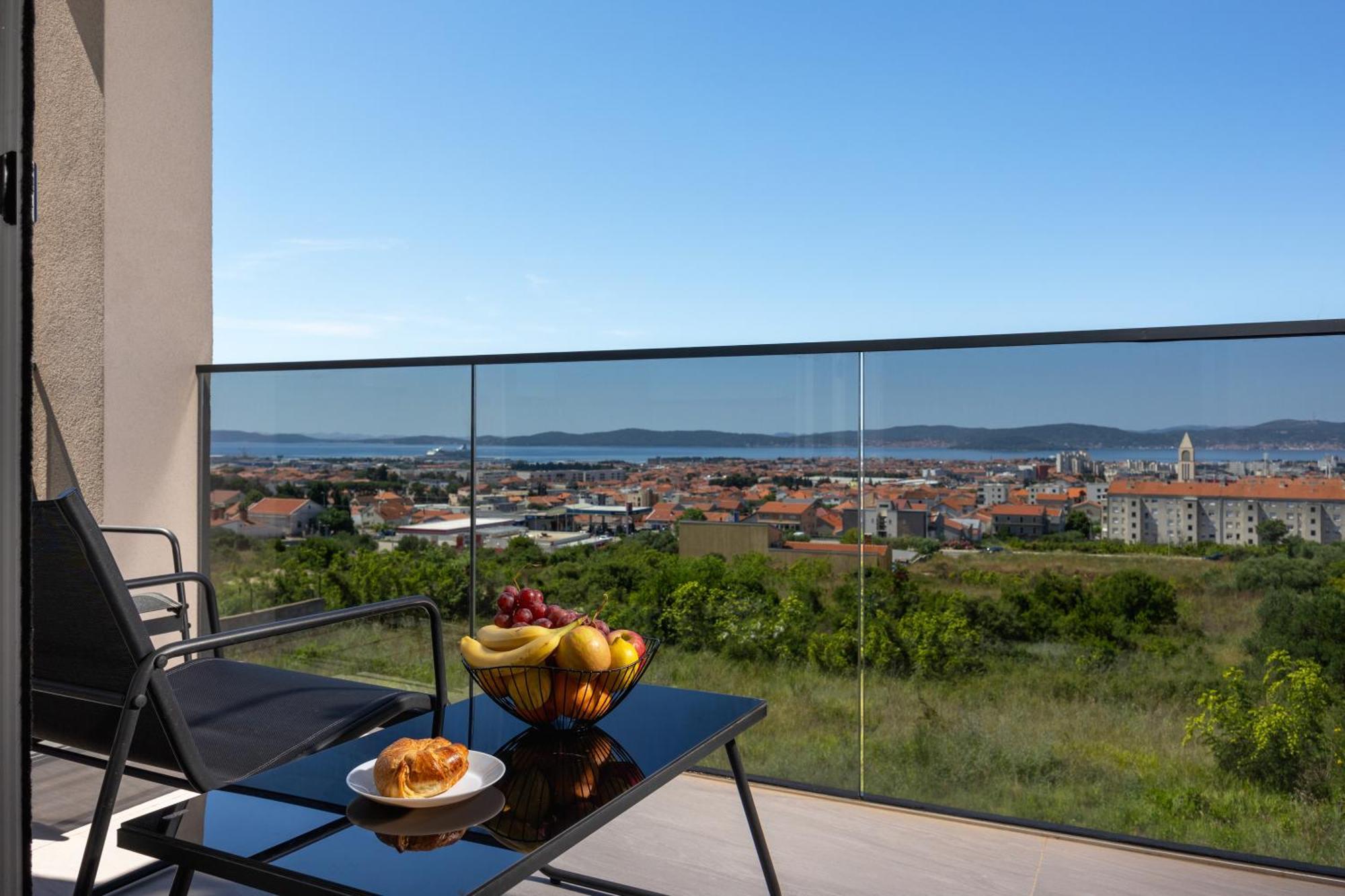 Apartment Beverly Hills, Heated Pool, Jacuzzi, 12 People Zadar
