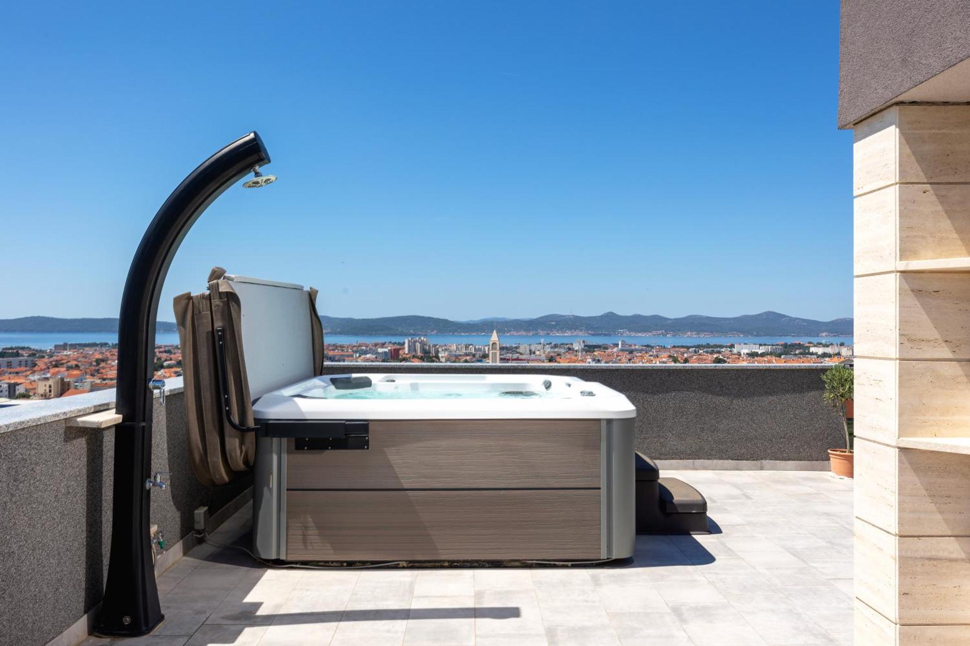 Beverly Hills, Heated Pool, Jacuzzi, 12 People Apartment Zadar