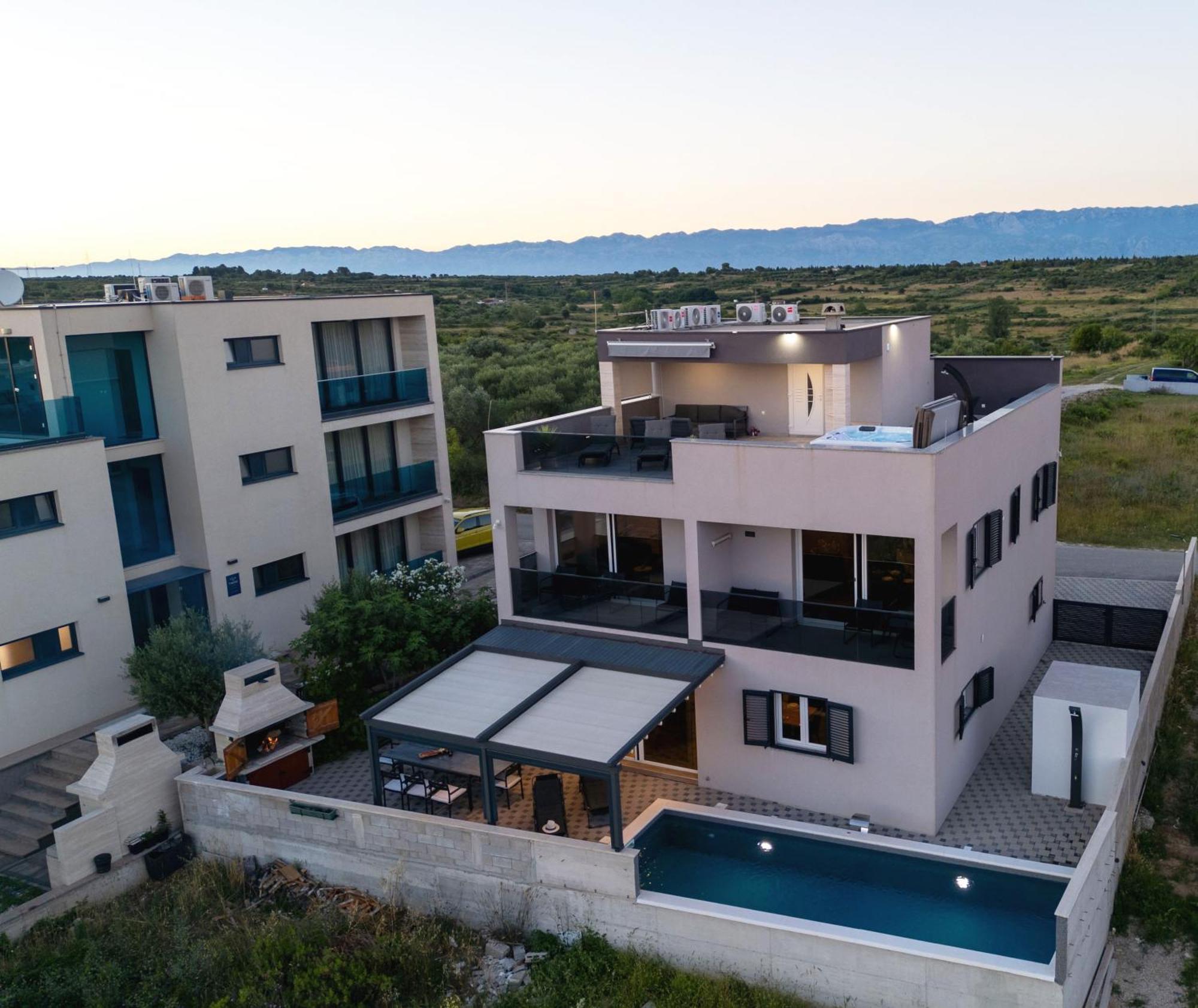 Beverly Hills, Heated Pool, Jacuzzi, 12 People * Zadar